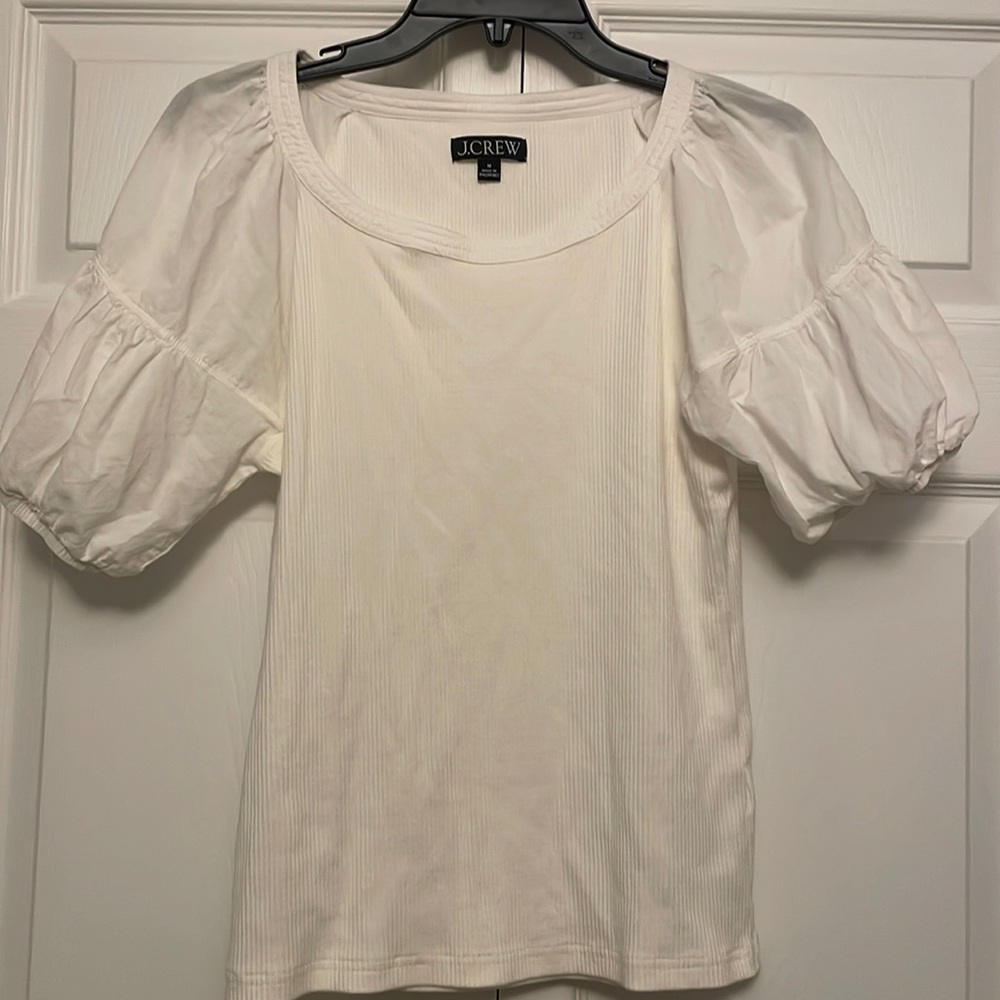 J crew ivory blouse/tee. Ribbing and puff sleeve. Size medium. Good condition.